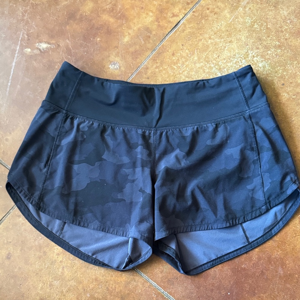 lululemon athletica Speed Up Black Camo size 6 Athletic Shorts